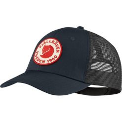 Czapka truckerka Fjallraven 1960 Logo Langtradarkeps. Niebieskie czapki z daszkiem Fjällräven, na lato, bez wzorów, z bawełny. Za 170.49 zł.