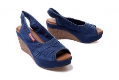 ARTIKER RELAKS 40C0243 jeans, sandały damskie. Niebieskie sandały Artiker Relaks, bez wzorów, z jeansu, bez obcasa, na koturnie, bez zapięcia. Za 214.90 zł.