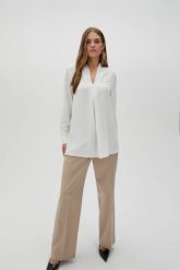 Elegancka koszula z gładkiego materiału biała. Białe koszule MOODO, l, bez wzorów, z poliesteru, eleganckie, bez kołnierzyka, bez ramiączek. W wyprzedaży za 54.99 zł.