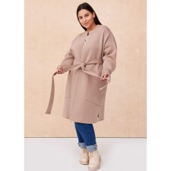 Płaszcz Damski Krash Plus Size Latte. Brązowe płaszcze blue shadow, plus size, bez wzorów, z elastanu, bez kaptura. Za 399.90 zł.
