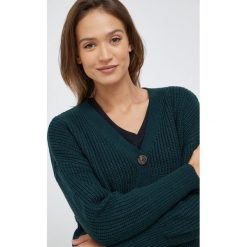 Vero Moda kardigan damski kolor zielony. Zielone swetry Vero Moda, l, bez wzorów, z dzianiny, bez ramiączek. W wyprzedaży za 83.99 zł.