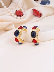 Pierres de Jade Pozłacane kolczyki-półkreole z perłami i cyrkoniami rozmiar: onesize. Czerwone kolczyki Pierres de Jade, z cyrkonią, pozłacane. Za 56.99 zł.