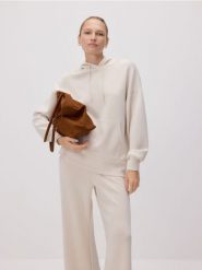 Gładka bluza z modalem - beżowy. Brązowe bluzy Reserved, l, bez wzorów, z dzianiny, bez ramiączek, bez kaptura. W wyprzedaży za 59.99 zł.