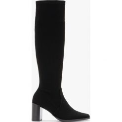 Czarne kozaki z elastyczną cholewką SAWA. Czarne kozaki Ryłko, bez wzorów, z nubiku, bez obcasa, na słupku, bez zapięcia. Za 379.99 zł.