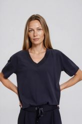 T-shirt z dekoltem w serek granatowy. Niebieskie t-shirty MOODO, l, bez wzorów, z bawełny, bez kołnierzyka, bez ramiączek. Za 39.99 zł.
