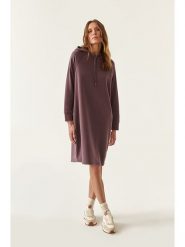 TATUUM Sukienka dresowa w kolorze fioletowym rozmiar: S. Brązowe sukienki Tatuum, s, bez wzorów, z bawełny, bez kołnierzyka, bez ramiączek, midi. Za 157.35 zł.