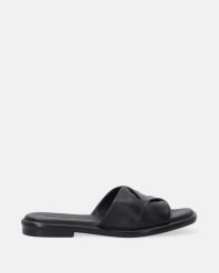 KLASYCZNE KLAPKI W KOLORZE CZARNYM 98652 700 BLACK. Czarne klapki Venezia, bez wzorów, ze skóry, klasyczne, bez obcasa, bez zapięcia. Za 239.00 zł.