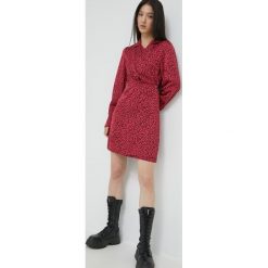 Vila sukienka kolor różowy mini prosta. Czerwone sukienki Vila, na co dzień, bez wzorów, z satyny, bez kołnierzyka, bez ramiączek, maxi. W wyprzedaży za 139.99 zł.