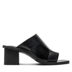 Klapki Calvin Klein Jeans. Czarne klapki Calvin Klein Jeans, bez wzorów, z jeansu, bez obcasa, bez zapięcia. Za 519.99 zł.