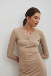 Dopasowana sukienka maxi z napami w kolorze BEIGE- MENSA-M. Brązowe sukienki Marsala, m, bez wzorów, z bawełny, eleganckie, bez kołnierzyka, bez ramiączek, maxi, dopasowane. Za 319.90 zł.