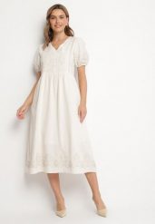 Biała Bawełniana Sukienka Boho o Rozkloszowanym Kroju Zdobiona Haftem Lannivra. Białe sukienki Born2be, na co dzień, l, z aplikacjami, z bawełny, boho, bez kołnierzyka, bez ramiączek, midi, rozkloszowane. Za 169.99 zł.