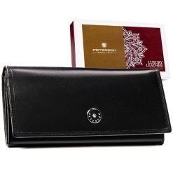 Duży, skórzany portfel damski w czarnym kolorze zamykany na zatrzask - Peterson. Czarne portfele Peterson, bez wzorów, ze skóry. Za 99.99 zł.