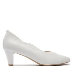 Czółenka Caprice. Białe czółenka Caprice, bez wzorów, bez obcasa, bez zapięcia. Za 229.99 zł.