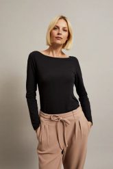 Gładka bluzka z długimi rękawami czarna. Czarne bluzki MOODO, s, bez wzorów, z bawełny, bez kołnierzyka, bez ramiączek. W wyprzedaży za 17.99 zł.