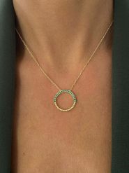 Les Favorites Pozłacany naszyjnik z elementem ozdobnym - dł. 40 cm rozmiar: onesize. Zielone naszyjniki Les Favorites, z materiału, z cyrkonią, pozłacane. Za 121.99 zł.