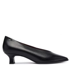 Czółenka Tamaris. Czarne czółenka Tamaris, bez wzorów, bez obcasa, bez zapięcia. Za 364.99 zł.