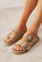 Ciemnobeżowe Klapki VICES Ozdobione Dużymi Klamrami Jenniviane. Brązowe klapki Renee, bez wzorów, z jeansu, eleganckie, bez obcasa, na płaskiej podeszwie, bez zapięcia. Za 99.99 zł.