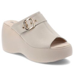 Klapki damskie S. Barski, eleganckie na koturnie z klamrą i z miękkimi wkładkami, beżowe, LR51-542. Brązowe klapki S.BARSKI, bez wzorów, z jeansu, eleganckie, bez obcasa, na koturnie, bez zapięcia. Za 159.00 zł.