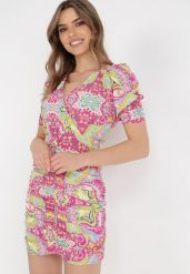 Fuksjowa Sukienka Thesica. Czerwone sukienki Born2be, m, z aplikacjami, z tkaniny, bez kołnierzyka, bez ramiączek, mini, dopasowane. W wyprzedaży za 132.99 zł.