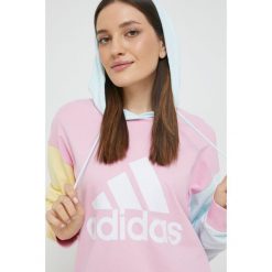 Adidas bluza bawełniana damska z kapturem z nadrukiem. Bluzy adidas, l, bez wzorów, z bawełny, bez ramiączek, z kapturem. W wyprzedaży za 249.99 zł.