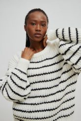 Sweter oversize z bufiastym rękawem w BIAŁO-CZARNE paski - RIVERO-UNI. Białe swetry Marsala, na lato, bez wzorów, z wełny, klasyczne, bez ramiączek. Za 269.90 zł.