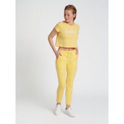 Damska koszulka crop top Hummel Legacy. Żółte topy Hummel, l, bez wzorów, sportowe, bez kołnierzyka, bez ramiączek. Za 94.00 zł.