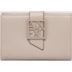 Armani Exchange portfel damski kolor beżowy. Brązowe portfele Armani Exchange, bez wzorów, z materiału. Za 329.99 zł.