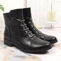 Botki damskie na płaskim obcasie ocieplane czarne Jezzi SA62-16. Czarne botki Jezzi, bez wzorów, ze skóry ekologicznej, bez obcasa, na płaskiej podeszwie, bez zapięcia. Za 104.00 zł.