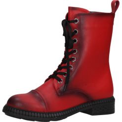 Czerwone botki damskie T.SOKOLSKI Z22-308. Czerwone botki Sokolski, bez wzorów, ze skóry, bez obcasa, na obcasie, bez zapięcia. W wyprzedaży za 175.12 zł.