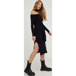 Answear Lab sukienka kolor czarny mini dopasowana. Czarne sukienki Answear Lab, l, bez wzorów, z dzianiny, bez kołnierzyka, bez ramiączek, maxi, dopasowane. Za 199.99 zł.