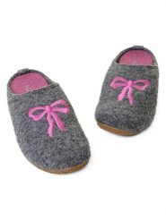 Living Kitzbühel Kapcie "Mimi Bow" w kolorze antracytowym rozmiar: 42. Czarne kapcie Living Kitzbühel, z aplikacjami, z materiału. Za 339.95 zł.