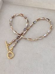 Nakkash Pozłacany naszyjnik z masą perłową - dł. 45 cm rozmiar: onesize. Brązowe naszyjniki Nakkash, z materiału, z perłą, pozłacane. Za 34.99 zł.