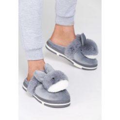Szare Kapcie Chuckle. Kapcie marki Cropp. Za 49.99 zł.