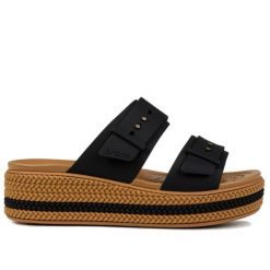 Klapki damskie na platformie Crocs BROOKLYN WOVEN BUCKLE. Brązowe klapki Crocs, bez wzorów, z materiału, eleganckie, bez obcasa, na platformie, bez zapięcia. Za 219.00 zł.
