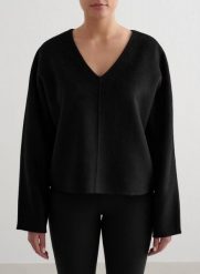 Damska bluza wełniana, dzianinowa, dekolt V, regularny krój czarna. Czarne bluzy AIM'N, s, bez wzorów, z dzianiny, bez kaptura, na fitness i siłownię. Za 635.00 zł.