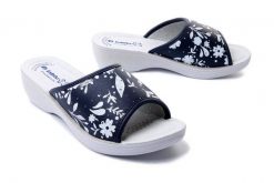 INBLU PL-51 004 granatowy, klapki damskie. Niebieskie klapki Inblu, bez wzorów, bez obcasa, na koturnie, bez zapięcia. Za 86.99 zł.