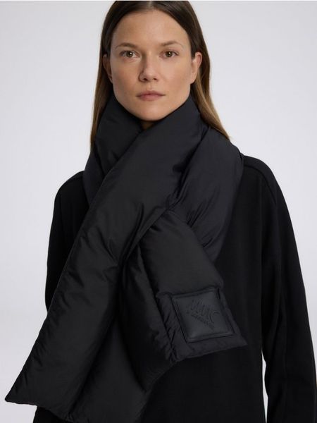 Nylonowy szalik z logo - czarny. Czarne szaliki i kominy Reserved, bez wzorów, z nylonu. W wyprzedaży za 129.99 zł.
