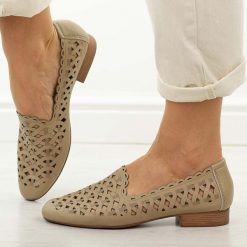 Beżowe skórzane półbuty damskie Jezzi Ol50-1. Brązowe półbuty wsuwane Jezzi, na lato, w ażurowe wzory, ze skóry, casualowe, z okrągłym noskiem, bez obcasa, na płaskiej podeszwie. Za 229.00 zł.