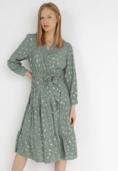 Zielona Sukienka Cintrine. Zielone sukienki Born2be, l, bez wzorów, bez kołnierzyka, bez ramiączek, midi, kopertowe. W wyprzedaży za 118.99 zł.