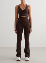 Damskie legginsy rozszerzane, wysoki stan squat proof Shape Seamless czekoladowe. Brązowe legginsy AIM'N, bez wzorów, z dzianiny, street. Za 339.00 zł.