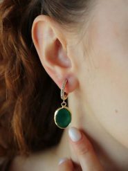 Pierres delicates Pozłacane kolczyki-kreole z agatami i cyrkoniami rozmiar: onesize. Zielone kolczyki Pierres delicates, z agatem, pozłacane. Za 43.99 zł.