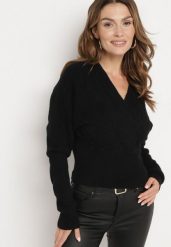 Czarny Sweter z Wiskozą o Kopertowym Kroju z Rękawami Typu Nietoperz Patitha. Czarne swetry Born2be, l, bez wzorów, z jeansu, eleganckie, bez ramiączek. W wyprzedaży za 76.49 zł.