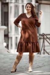 Brązowa sukienka Alicja z falbanką XXL OVERSIZE WIOSNA. Brązowe sukienki Moda Size Plus Iwanek, s, bez wzorów, z bawełny, bez kołnierzyka, bez ramiączek, mini, oversize. W wyprzedaży za 159.90 zł.