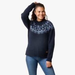 Sweter damski Swedemount Lofoten Wool Knit W. Niebieskie swetry SWEDEMOUNT, bez wzorów, z tkaniny, sportowe, bez ramiączek. Za 249.99 zł.
