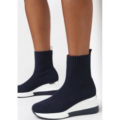 Granatowe Sneakersy Kaxene. Niebieskie buty sportowe lifestyle Born2be, bez wzorów, prążkowane, sportowe, za kostkę, bez zapięcia. W wyprzedaży za 132.99 zł.