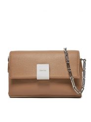 Calvin Klein Torebka Ck Plaque Sm Crossbody W/Chain K60K612785 Brązowy. Brązowe listonoszki Calvin Klein, bez wzorów, ze skóry, bez dodatków. Za 269.99 zł.