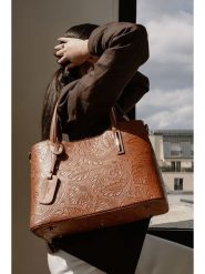 Christian Laurier Skórzana torebka "Noor" w kolorze jasnobrązowym - 40 x 27 x 16 cm rozmiar: onesize. Brązowe torebki klasyczne Christian Laurier, bez wzorów, z materiału, z tłoczeniem, bez dodatków. Za 354.95 zł.