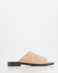 KLAPKI DAMSKIE MORO-74 BEIGE. Brązowe klapki Venezia, bez wzorów, ze skóry, bez obcasa, bez zapięcia. Za 149.00 zł.