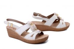 INBLU GM-53 001 biały, sandały damskie. Białe sandały Inblu, bez wzorów, bez obcasa, na koturnie, bez zapięcia. Za 94.99 zł.