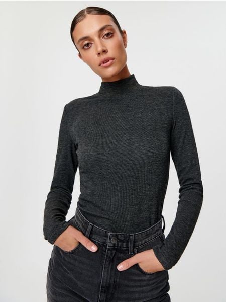 Bluzka ze stójką - szary. Szare bluzki Sinsay, l, bez wzorów, z wiskozy, bez kołnierzyka, bez ramiączek. Za 39.99 zł.